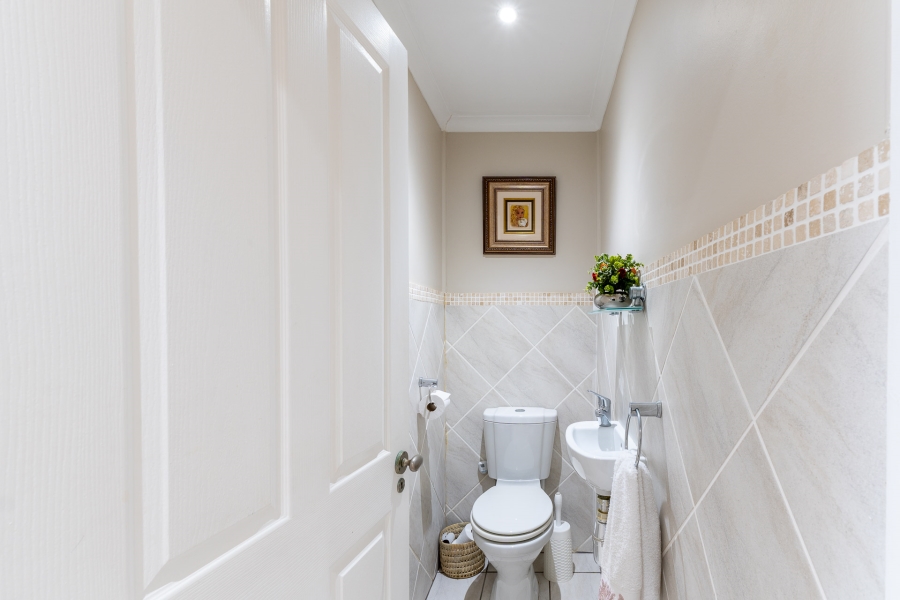 5 Bedroom Property for Sale in Outeniqua Strand Western Cape